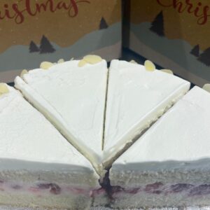 Tort pentru diabetici cu cremă de vanilie și zmeură, fără zahăr adăugat